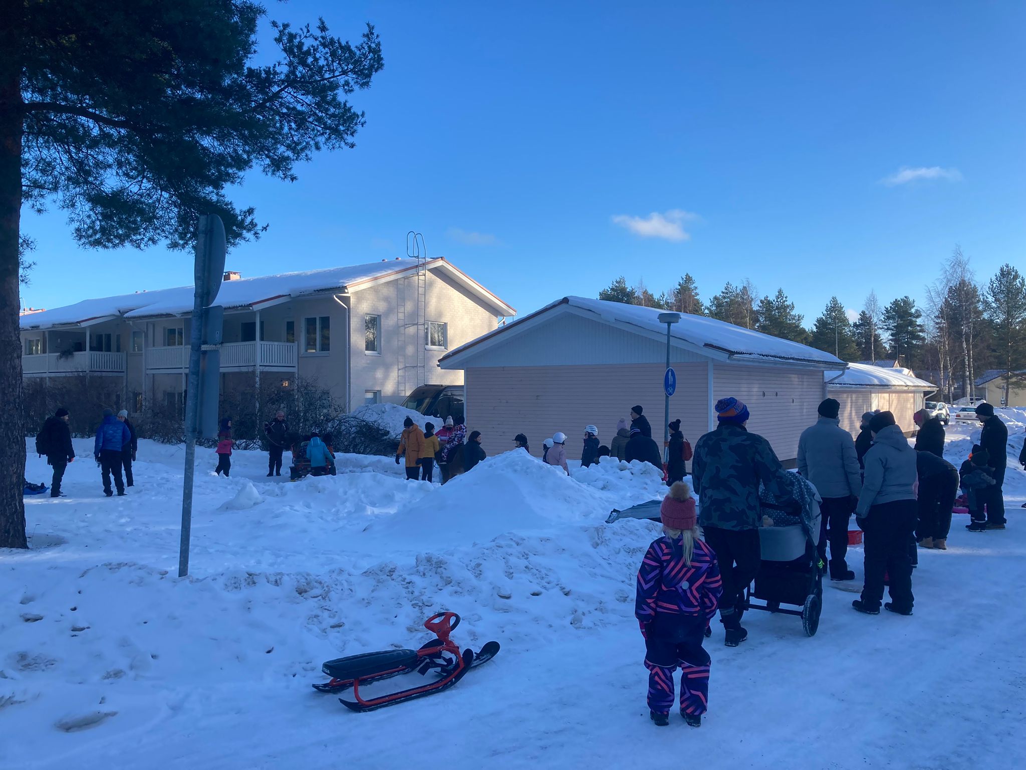 Kärjen koulun piha ja puistoalue -kaikkien ulkoilupaikka